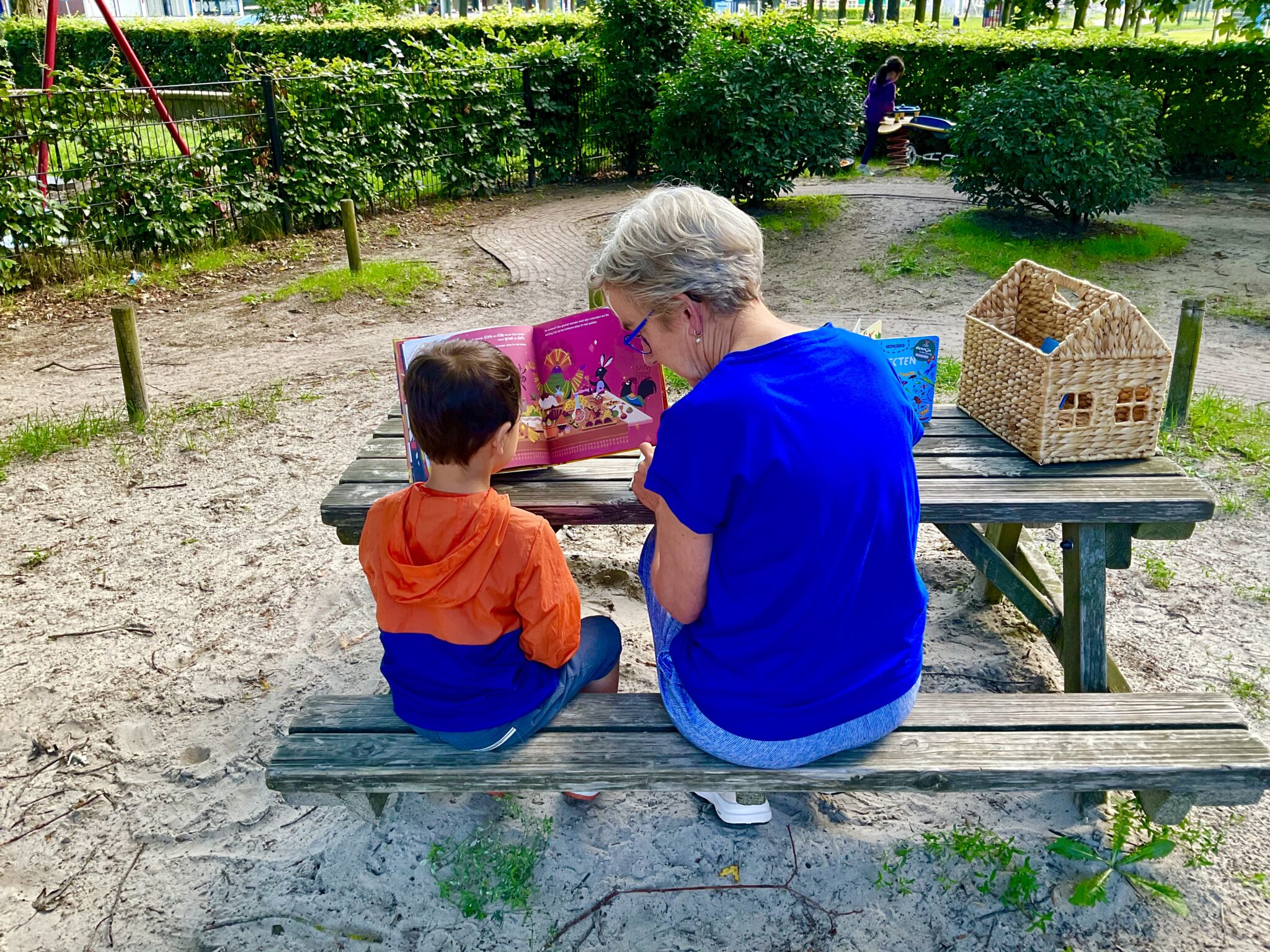Buiten lezen 🌞 Anansi de spin - Doomijn | Kinderopvang